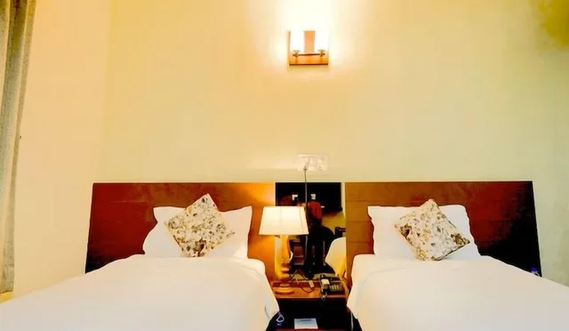 غرفة قياسية بسريرين منفصلين، HOTEL RADHIKA REGENCY 8/10