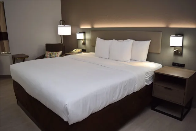 Room, King Bed, Comfort Inn & Suites Syracuse-Carrier Circle 1/8