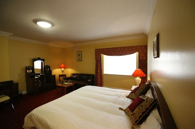 Classic, Double Bed, Abbey Court 2/2
