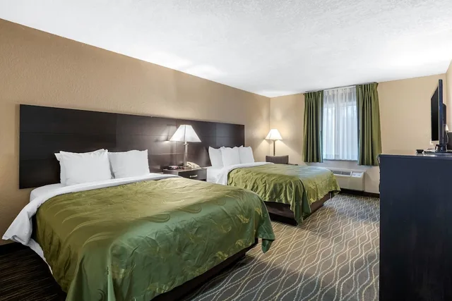 جناح بسريرين كوين مع أريكة، Quality Inn & Suites Des Moines - Merle Hay Road 1/2