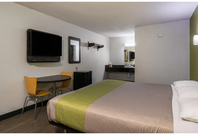 Room, King Bed, Smoking, Motel6 Irving, TX - Loop 12 9/10