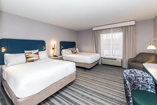 غرفة قياسية بسريرين كوين، HOLIDAY INN HOTEL SUITES CINCINNATI DOWNTOWN 1/2