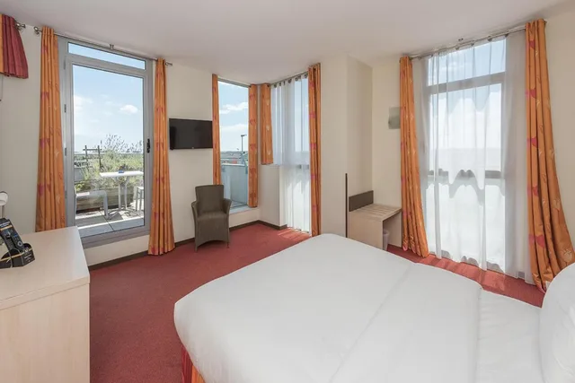 غرفة ديلوكس بسرير مزدوج بشرفة، Citotel Hostellerie Saint Vincent Beauvais 3/10