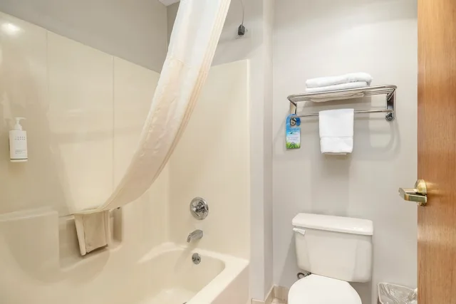 غرفة بسرير كينج لذوي الإعاقة، Days Inn By Wyndham Battlefield Rd/Hwy 65 10/10