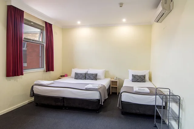 Miami, Triple, 1 King and 1 Single Beds، Miami Hotel Melbourne 2/4