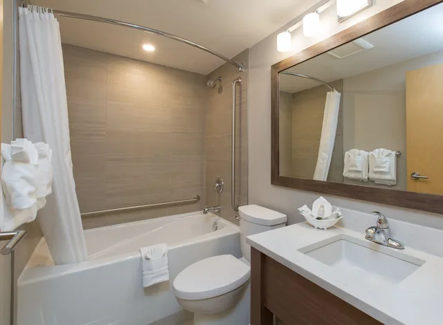 جناح سيغنتشر بسرير كوين مع أريكة، Embassy Inn 4/4