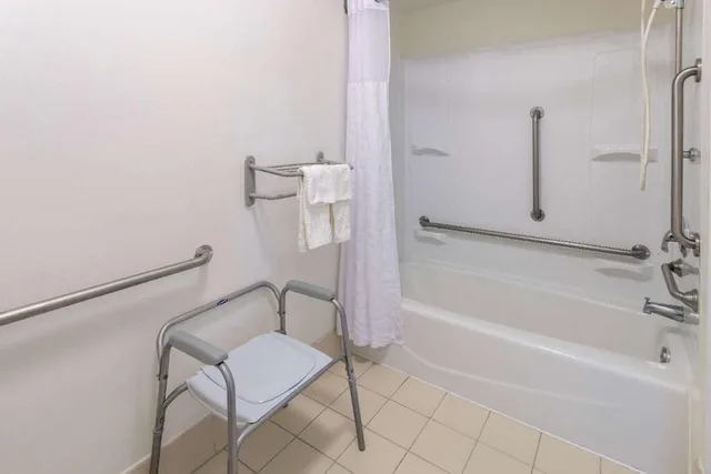 غرفة بسرير مزدوج بمطبخ لذوي الإعاقة، Studio6 Suites Jacksonville, NC 9/10