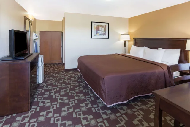 غرفة قياسية بسرير كينج، Travelodge By Wyndham Newport 2/3