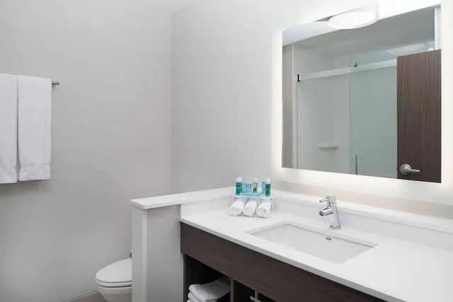 غرفة قياسية بسرير كينج، Holiday Inn Express Suites Kingdom City 2/2