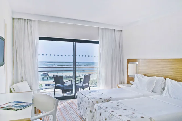 جناح جونيور بسرير كينج بإطلالة على البحر، Real Marina Hotel & Spa 1/3