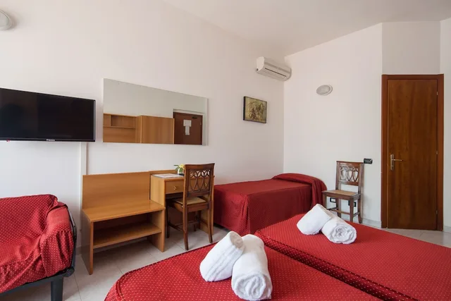 غرفة قياسية رباعية بسرير مزدوج وسريرين منفصلين، Hotel Nella 1/3
