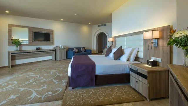 غرفة بسرير مزدوج بإطلالة على البحر، Pickalbatros Citadel Resort Sahl Hasheesh 1/1