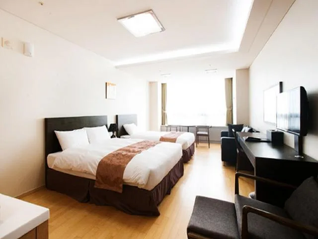 غرفة ديلوكس عائلية بسريرين منفصلين وسرير كينج وسرير فردي، Hotel Hu Incheon Airport 1/1