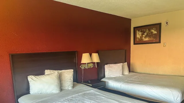 Deluxe, 2 Double Beds, Accessible, Motel 6 Atlanta Smyrna / Ballpark 4/6