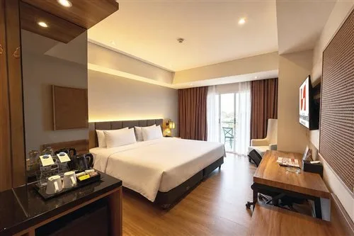 غرفة ديلوكس بسرير كوين بشرفة، Swiss-Belhotel Karawang 1/1