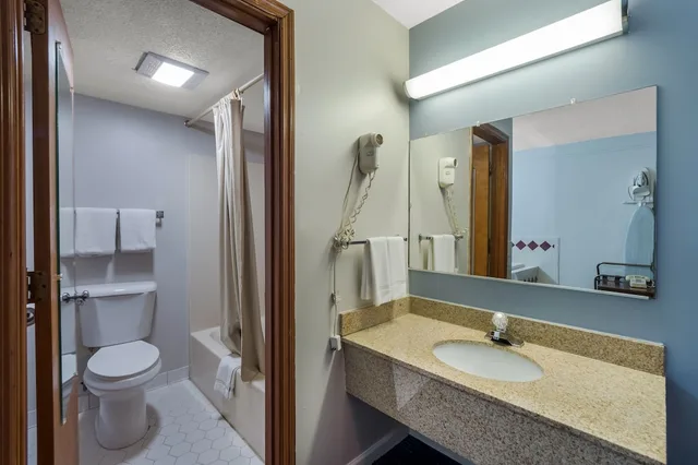 غرفة بسرير كينج لذوي الإعاقة، Rodeway Inn Augusta West - Fort Gordon 3/3