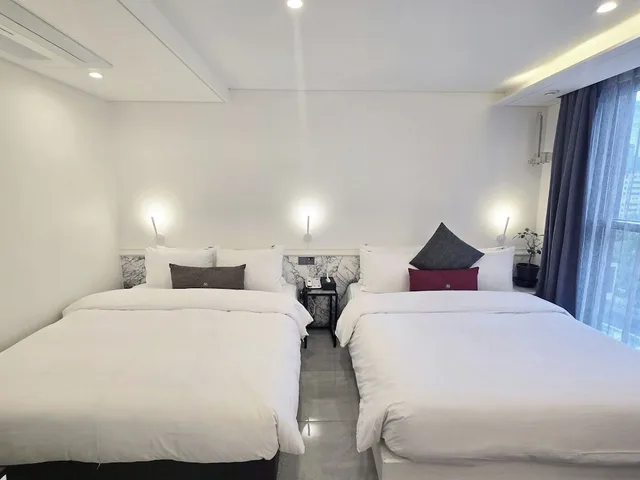 جناح ملكي بسريرين كوين مع أريكة بحوض استحمام، Hotel The May Jongno 1/10