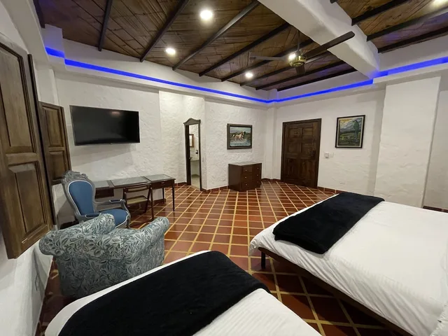 غرفة كلاسيكية ثلاثية بسرير كينج وسرير فردي، Hotel Casona Montañesa Quindío 5/9