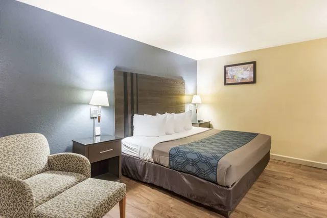 غرفة قياسية بسرير كينج، Econo Lodge Inn and Suites I-35 at Shawnee Mission 2/4