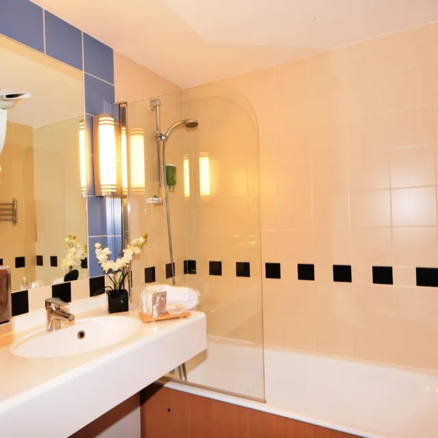 غرفة رباعية بسرير مزدوج وسريرين منفصلين، KYRIAD PRESTIGE BORDEAUX OUEST - MERIGNAC 8/8