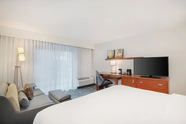 غرفة بسرير كينج بإطلالة على الفناء بشرفة، Courtyard By Marriott Birmingham Homewood 2/4