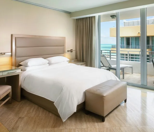 استوديو بسرير كينج بإطلالة جزئية على البحر، Hilton Bentley Miami South Beach Hotel 1/3