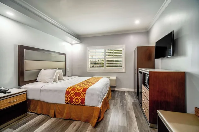 غرفة بسرير كوين، Rodeway Inn and Suites Pasadena 1/7