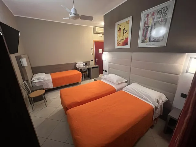 غرفة ثلاثية بسرير كوين وسرير فردي، Hotel Parma 4/10