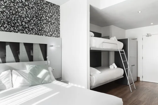 غرفة رباعية بسرير مزدوج وسرير بطابقين، Petit Palace Plaza Mayor 4/6