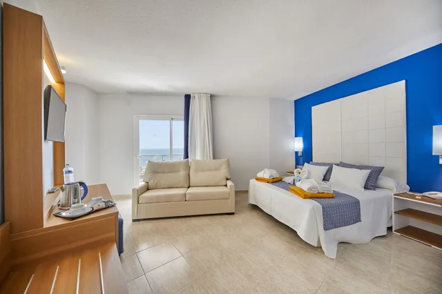 غرفة جونيور رباعية بسرير كوين بإطلالة على البحر مع أريكة، Ibersol Torremolinos Beach 4/7