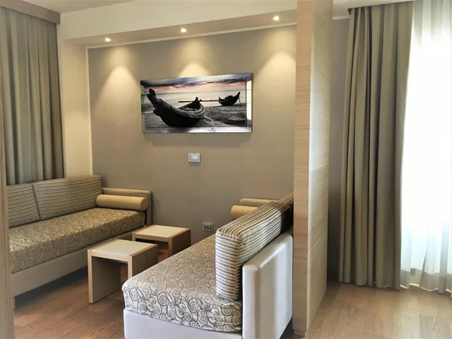 جناح بشرفة، Hotel Calabona 7/10