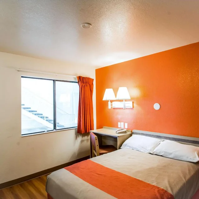 1 Full Bed - ADA/RI Shower، Motel6 Redding, CA - North 4/10