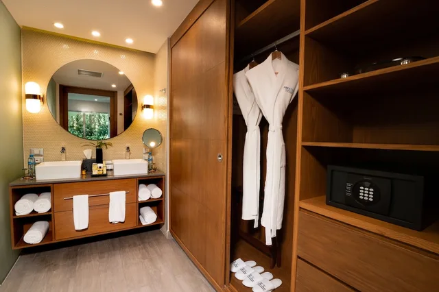 1 Bedroom, Swim Up, Suite, King Bed، The Fives Beach Hotel - A la Carte All Inclusive 4/4