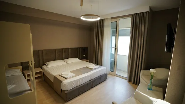 غرفة رباعية بسريرين مزدوجين بإطلالة جزئية على البحر، Majestic Hotel 1/3