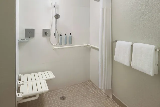 غرفة ديلوكس بسرير كينج مع أريكة لذوي الإعاقة، Courtyard Fort Lauderdale Plantation 5/5