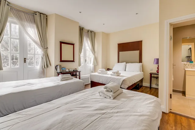 غرفة رباعية بأربعة أسرّة، Astoria Hotel 3/9