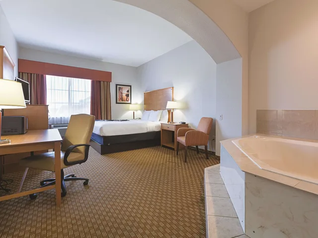 جناح رئاسي بسرير كينج، La Quinta Inn and Suites by Wyndham Alvarado 3/6