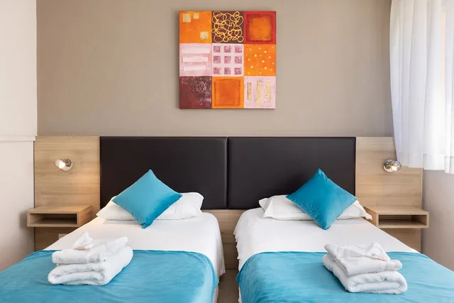 Room, Twin Beds, San Balcony، Hotel Club Le Capet 6/9