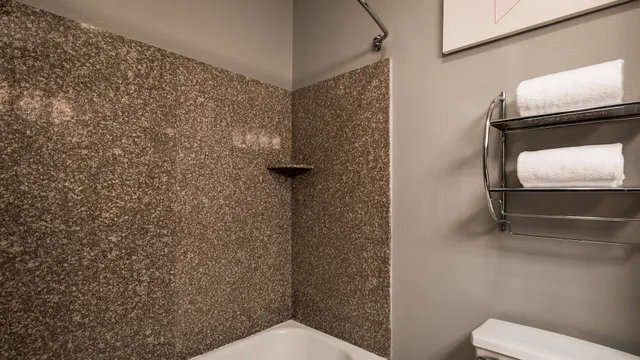 جناح بسرير كينج، Best Western Plus New Cumberland Inn & Suites 4/4