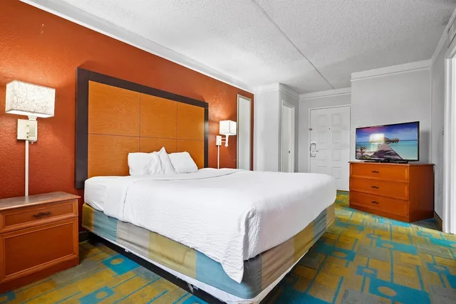 غرفة ديلوكس بسرير كينج، La Quinta Inn by Wyndham Costa Mesa / Newport Beach 10/10