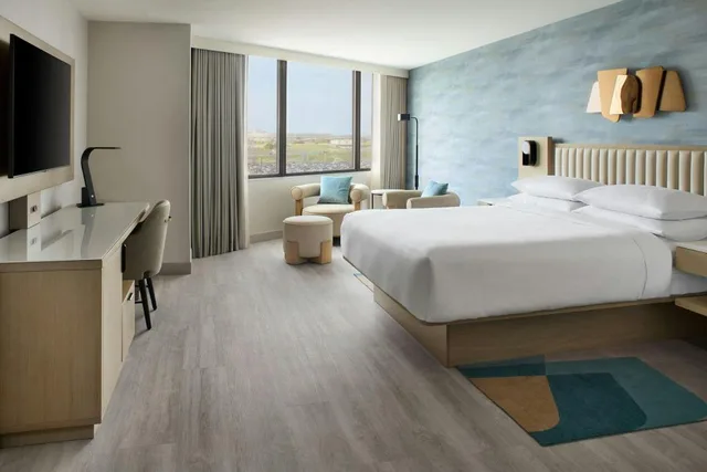 غرفة كلوب تنفيذية بسرير كينج مع دخول صالة النادي، Toronto Airport Marriott 2/5