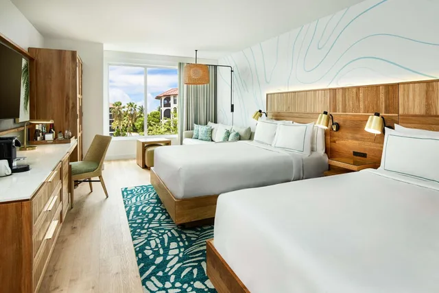 غرفة بسريرين كوين مع أريكة بحوض استحمام لذوي الإعاقة، Faro Blanco Resort Marathon Florida Keys, Curio by Hilton 1/8