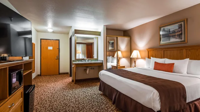 غرفة بسرير كوين، Best Western Plus Mill Creek Inn 1/2