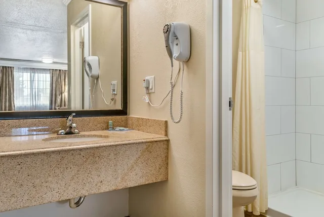 Standard, King Bed, Hot Tub, Best Western Of Hartland 4/4