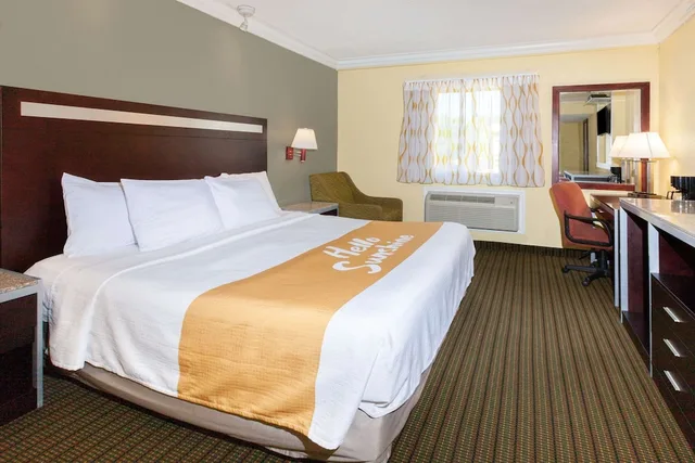 غرفة قياسية بسرير كينج، Days Inn by Wyndham Nanuet / Spring Valley 1/3
