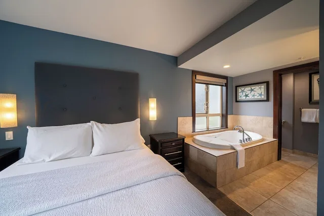 جناح بسريرين كوين بغرفتي نوم مع أريكة، Sunrise Ridge Waterfront Resort 2/10