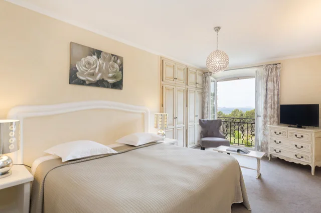Comfort, Double Bed, Indoor Pool, Sauna, Hot Tub، LA BASTIDE DE TOURTOUR HOTEL & SPA 4/10