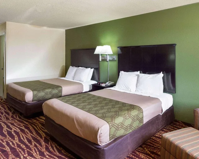 غرفة بسريرين كوين، Econo Lodge Inn & Suites San Antonio near Frost Bank Center 2/3