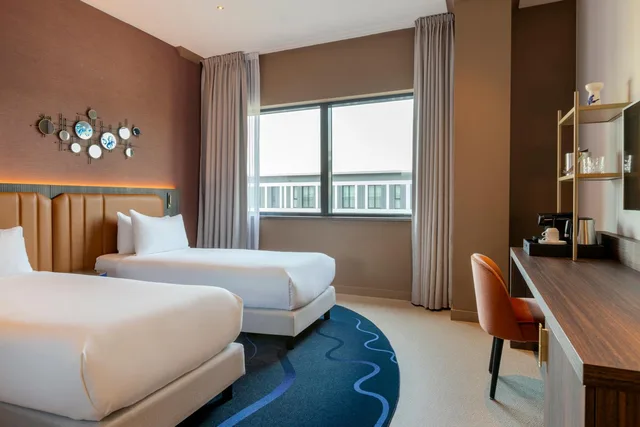 Room, Twin Beds, Airport View، Corendon Amsterdam Schiphol Airport, a Tribute Portfolio Hotel 1/6