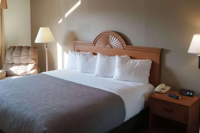 Upgrade, Suite, King Bed, Accessible، Quality Inn Huntington University Area 2/2